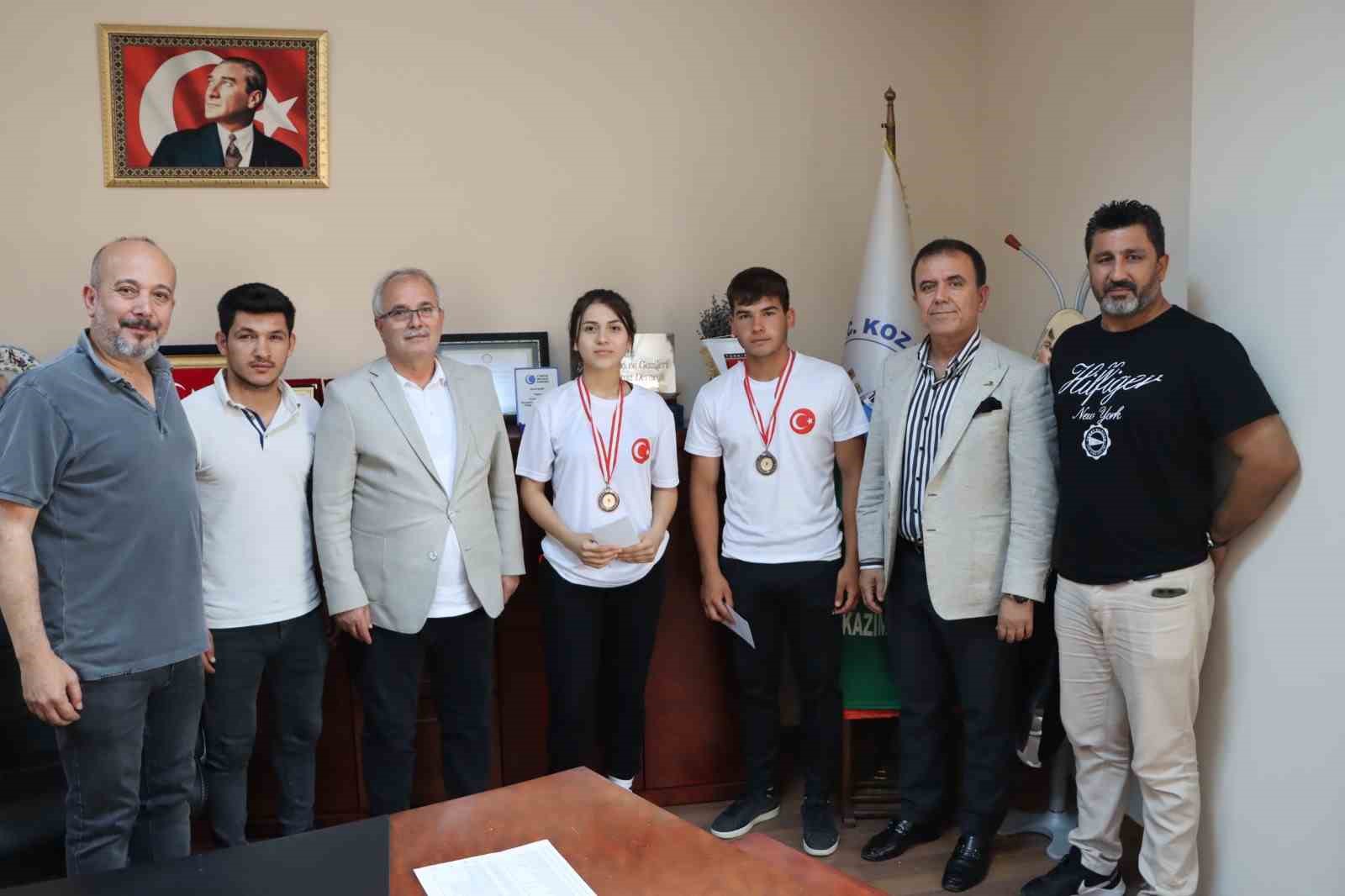 SAKARYA’DA DÜZENLENEN TÜRKİYE BOKS ŞAMPİYONASINDA YILDIZ BAYAN VE ERKEKLERDE TÜRKİYE
