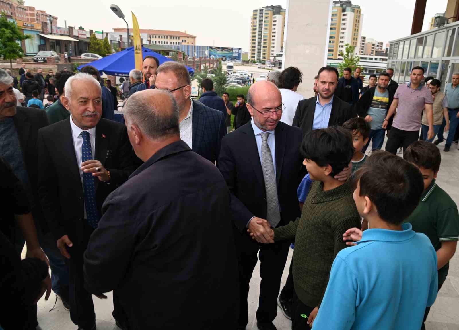 SELÇUKLU BELEDİYE BAŞKANI AHMET PEKYATIRMACI, CUMA NAMAZI SONRASINDA VATANDAŞLARLA HASBİHAL