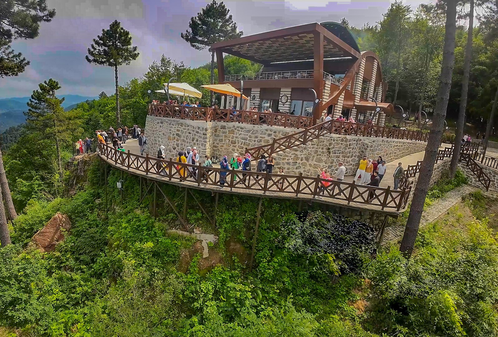 BİNLERCE VATANDAŞ AİLELERİYLE BİRLİKTE HEM PİKNİK YAPTI, HEM DE DOYASIYA