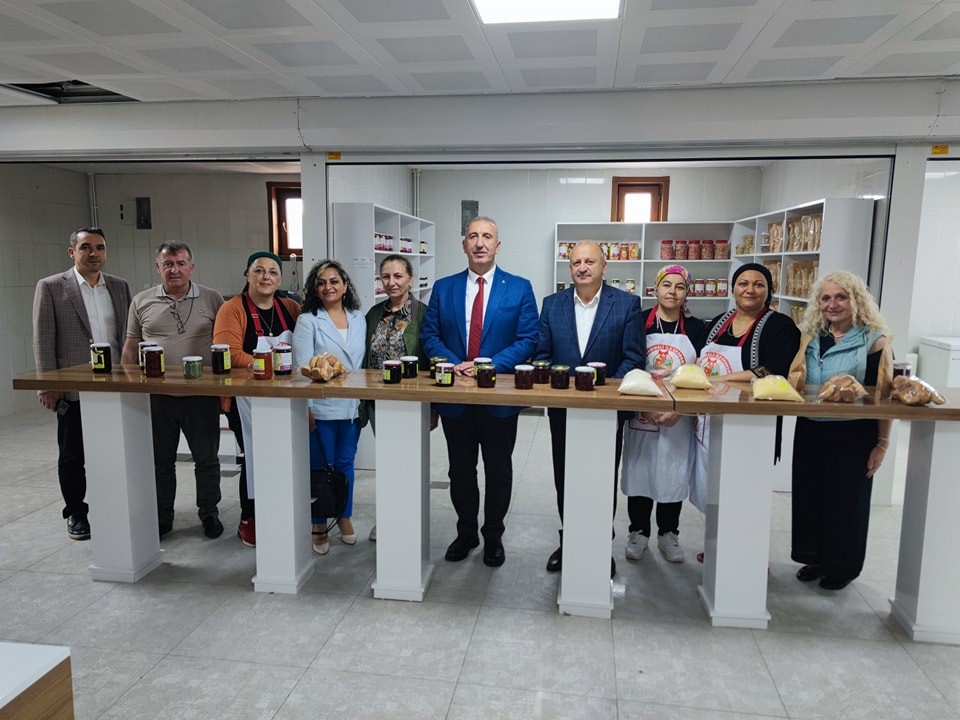 ORDU’NUN ÜNYE BELEDİYE BAŞKANI HÜSEYİN TAVLI, İLÇEDE KADIN GİRİŞİMCİLERE VERDİKLERİ