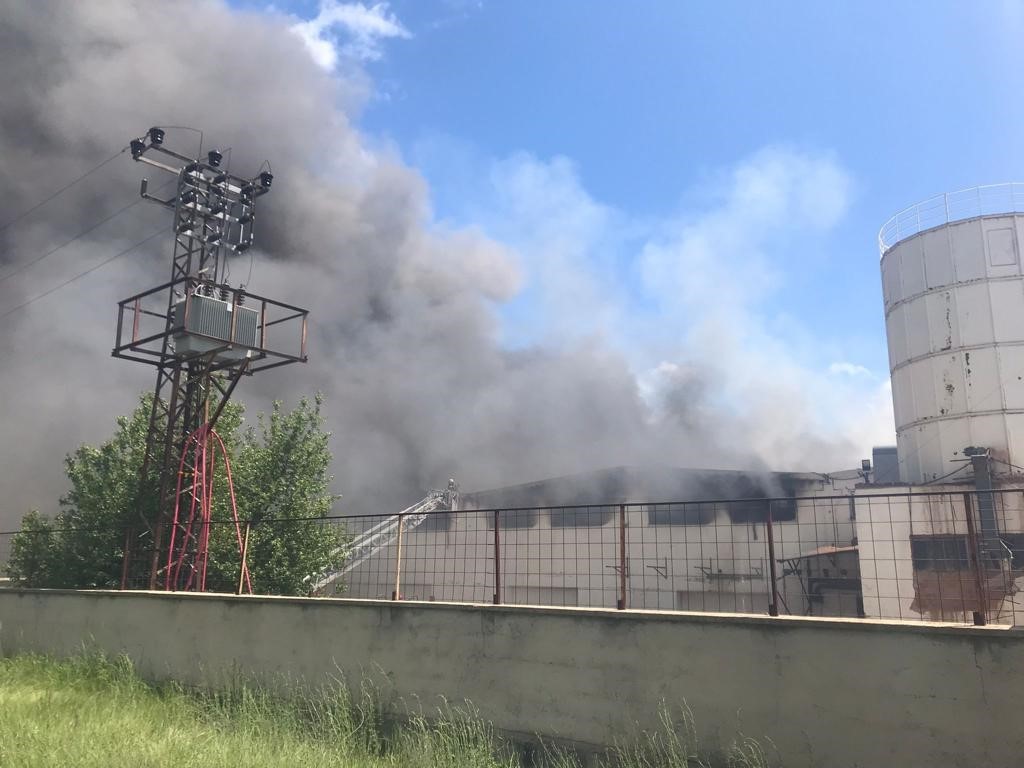 ANKARA’NIN KAHRAMANKAZAN İLÇESİNDE BİR MOBİLYA FABRİKASINDA YANGIN ÇIKTI.