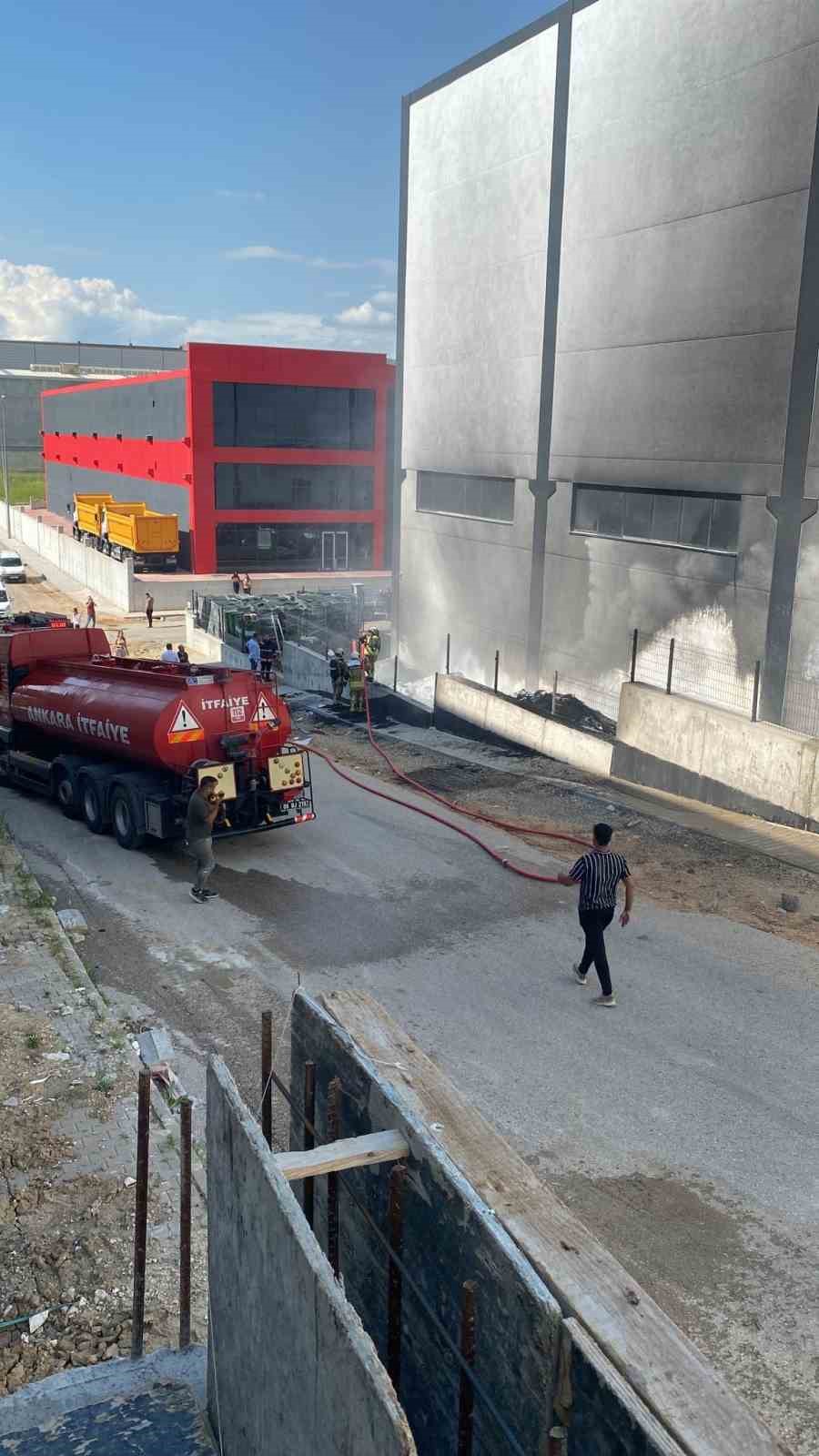 ANKARA’NIN KAHRAMANKAZAN İLÇESİNDEKİ KAUÇUK FABRİKASINDA YANGIN ÇIKTI