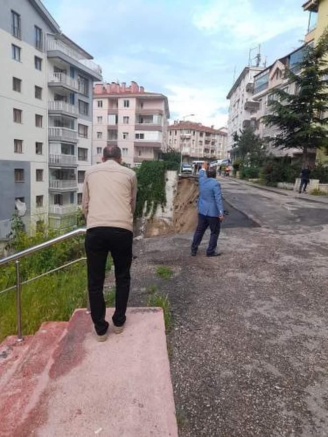 BAŞKENTTE SAĞANAK YAĞMUR YAĞIŞININ ARDINDAN YENİ ASFALT DÖKÜLEN YOL ALTINDA