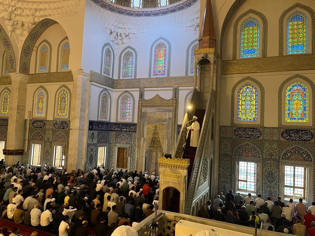 BAŞKENTTE VATANDAŞLAR SABAHIN ERKEN SAATLERİNDE BAYRAM NAMAZINI KILMAK İÇİN KOCATEPE,