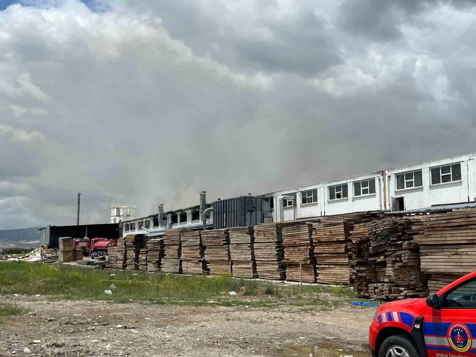 BAŞKENTTEKİ FABRİKA YANGININDA 4 KİŞİ DUMANDAN ETKİLENDİ