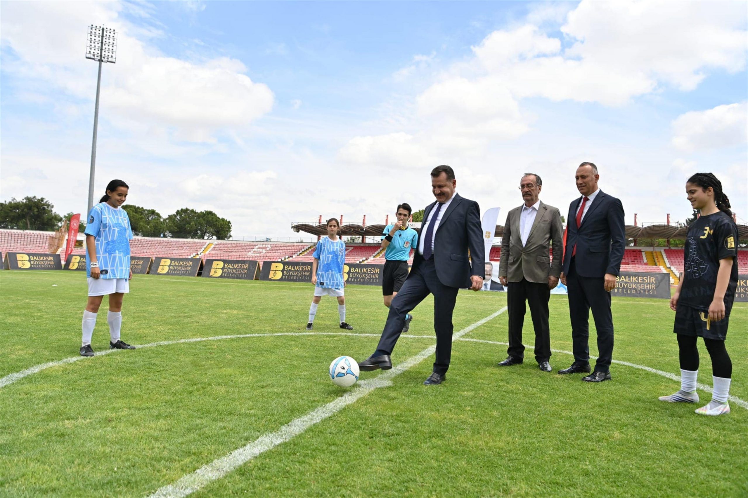 Yücel Yılmaz,amatör spor kulüplerine desteği 60 milyona çıkardı Mahalle Ligi Turnuvalarının bu yıl ki şampiyon takımları belirlendi. 9