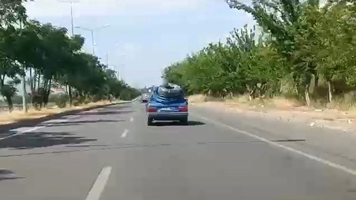 BATMAN KOZLUK KARAYOLUNDA AŞIRI BORU YÜKÜ OLAN OTOMOBİLİN TEHLİKELİ YOLCULUĞU