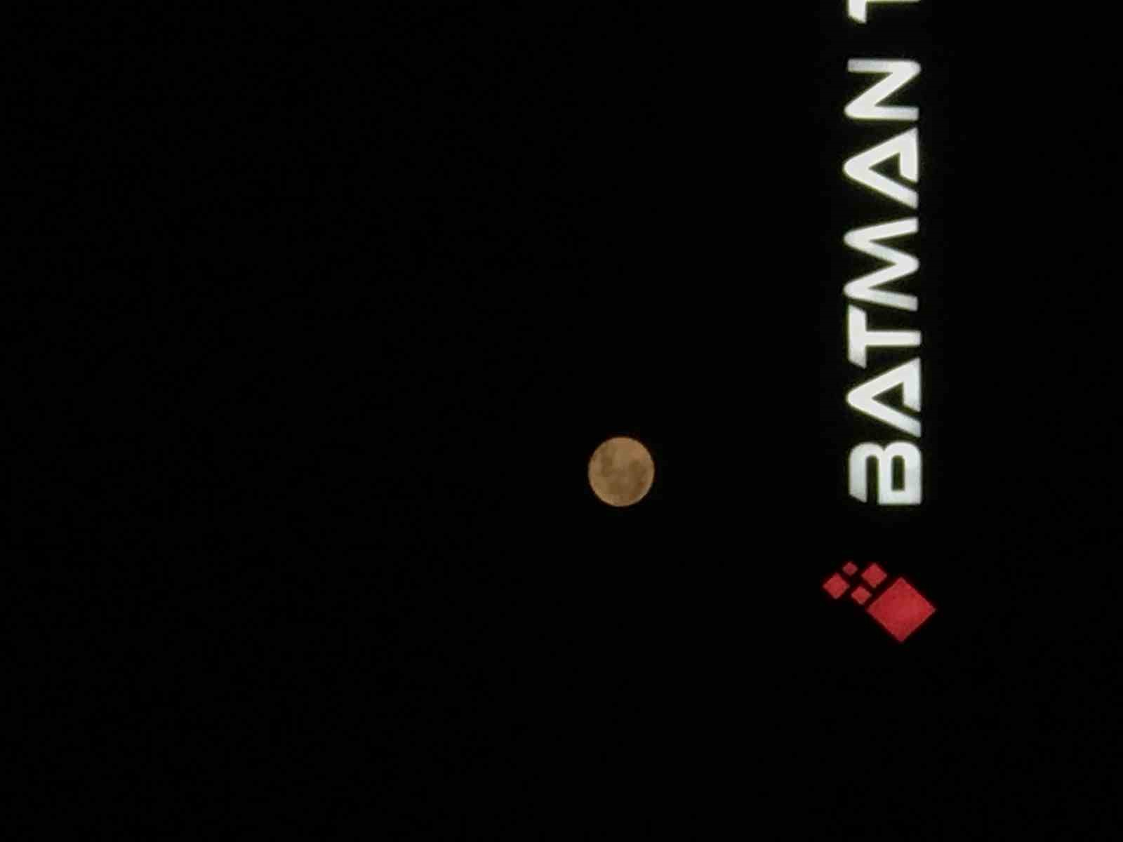 BATMAN'DA AKŞAM SAATLERİNDEN İTİBAREN GÖKYÜZÜNDE BELİREN DOLUNAY, GÜZEL GÖRÜNTÜLER OLUŞTURDU.