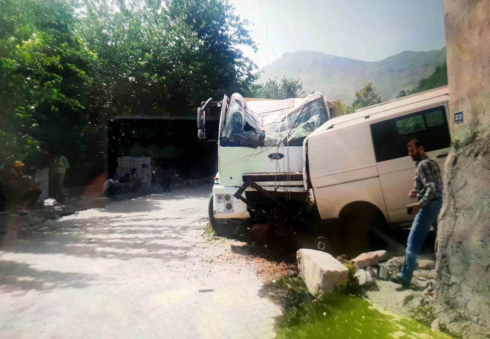 BATMAN'IN SASON İLÇESİNDE ŞOFÖRÜNÜN TERK ETTİĞİ KAMYON, YOKUŞ AŞAĞI SON