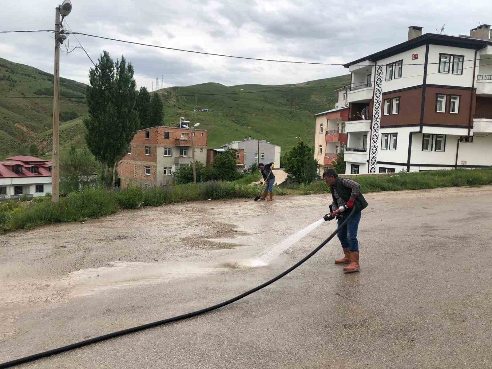 BAYBURT BELEDİYESİ ŞEHİR GENELİNDE YOL YIKAMA VE TEMİZLİK ÇALIŞMALARINA ARALIKSIZ