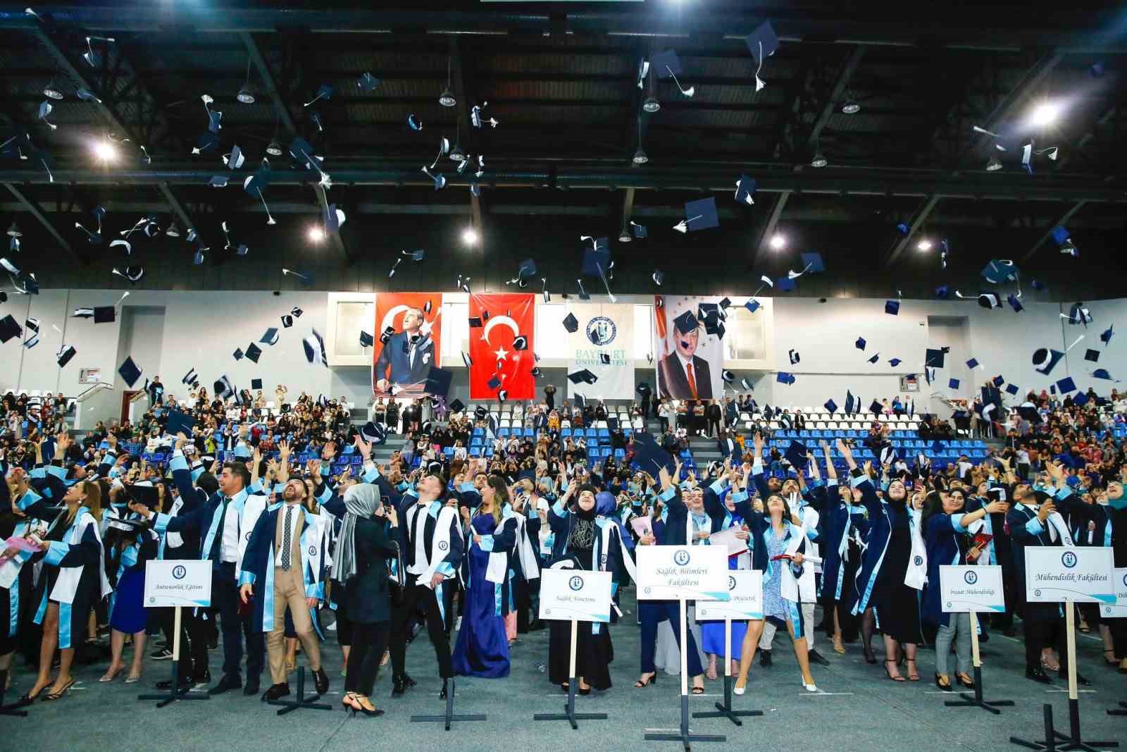 BAYBURT ÜNİVERSİTESİNDE MEZUNİYET COŞKUSU