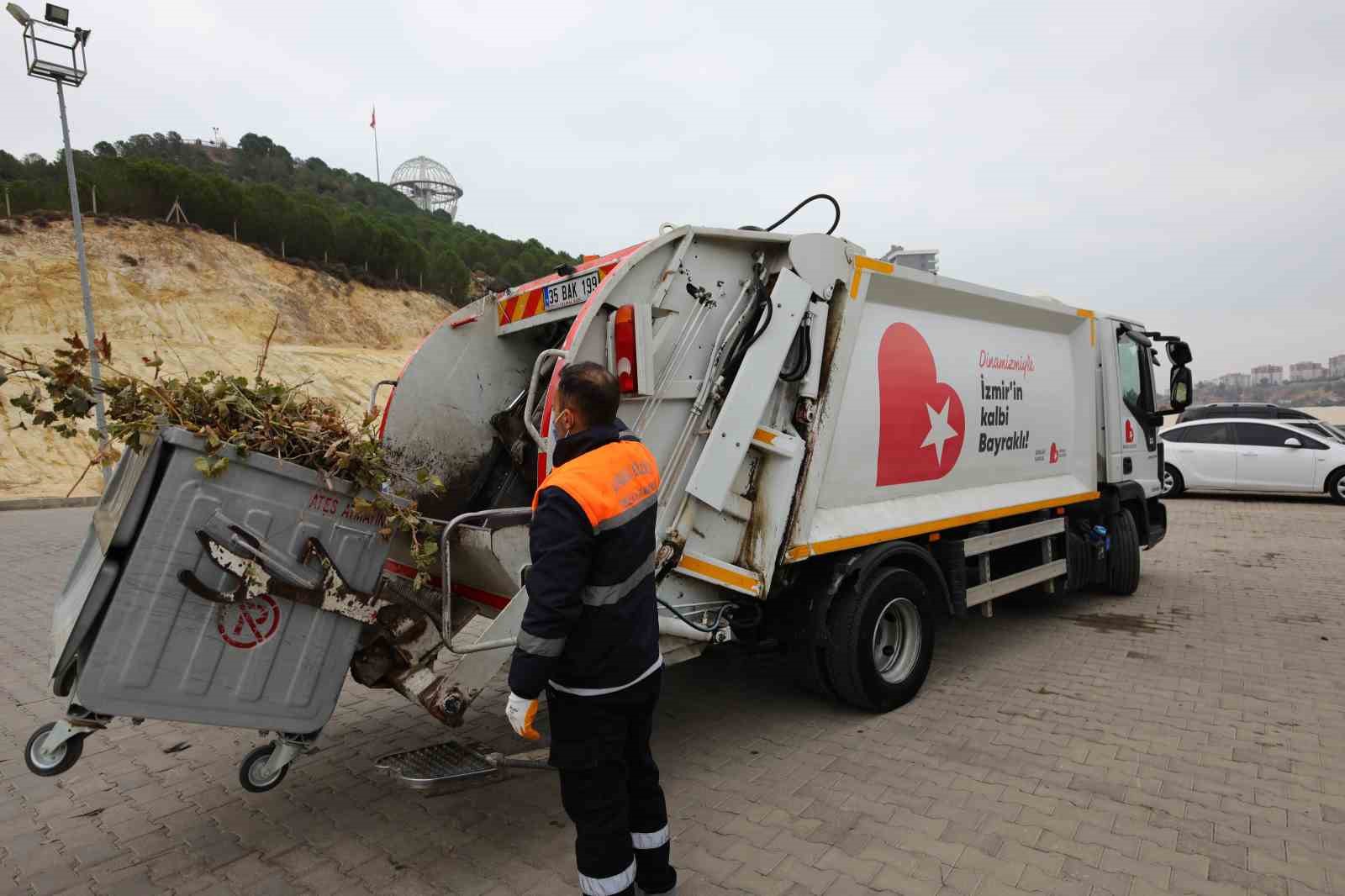 YIL BOYUNCA SÜREN ÇALIŞMALAR İLE BAYRAKLI’DA GÜNLÜK ORTALAMA 350 TON