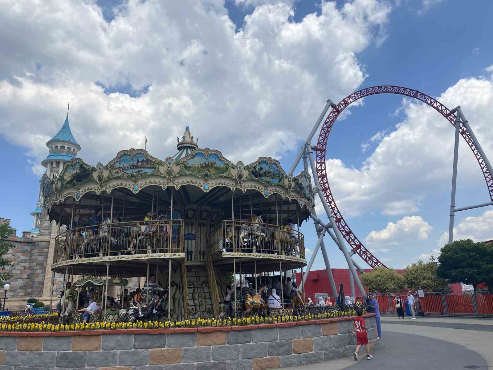 KURBAN BAYRAMI'NI İSTANBUL'DA GEÇİREN AİLELER ÇOCUKLARIYLA BİRLİKTE, EYÜPSULTAN'DAKİ EĞLENCE PARKINA