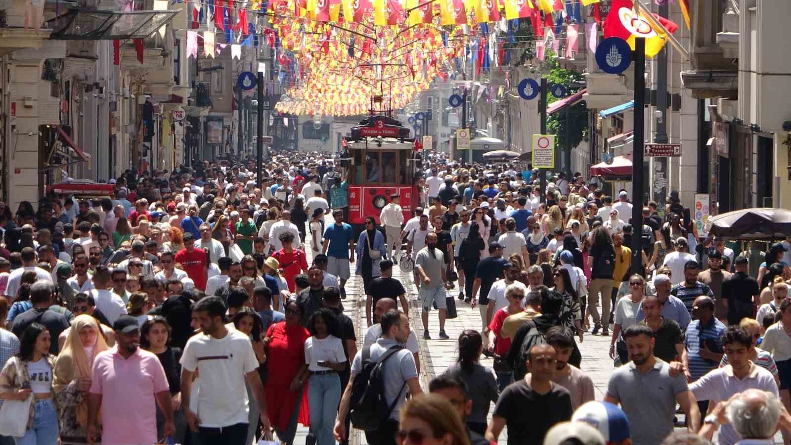 KURBAN BAYRAMI ARİFESİNDE GÜZEL HAVAYI FIRSAT BİLEN VATANDAŞLAR SOLUĞU TAKSİM'DE