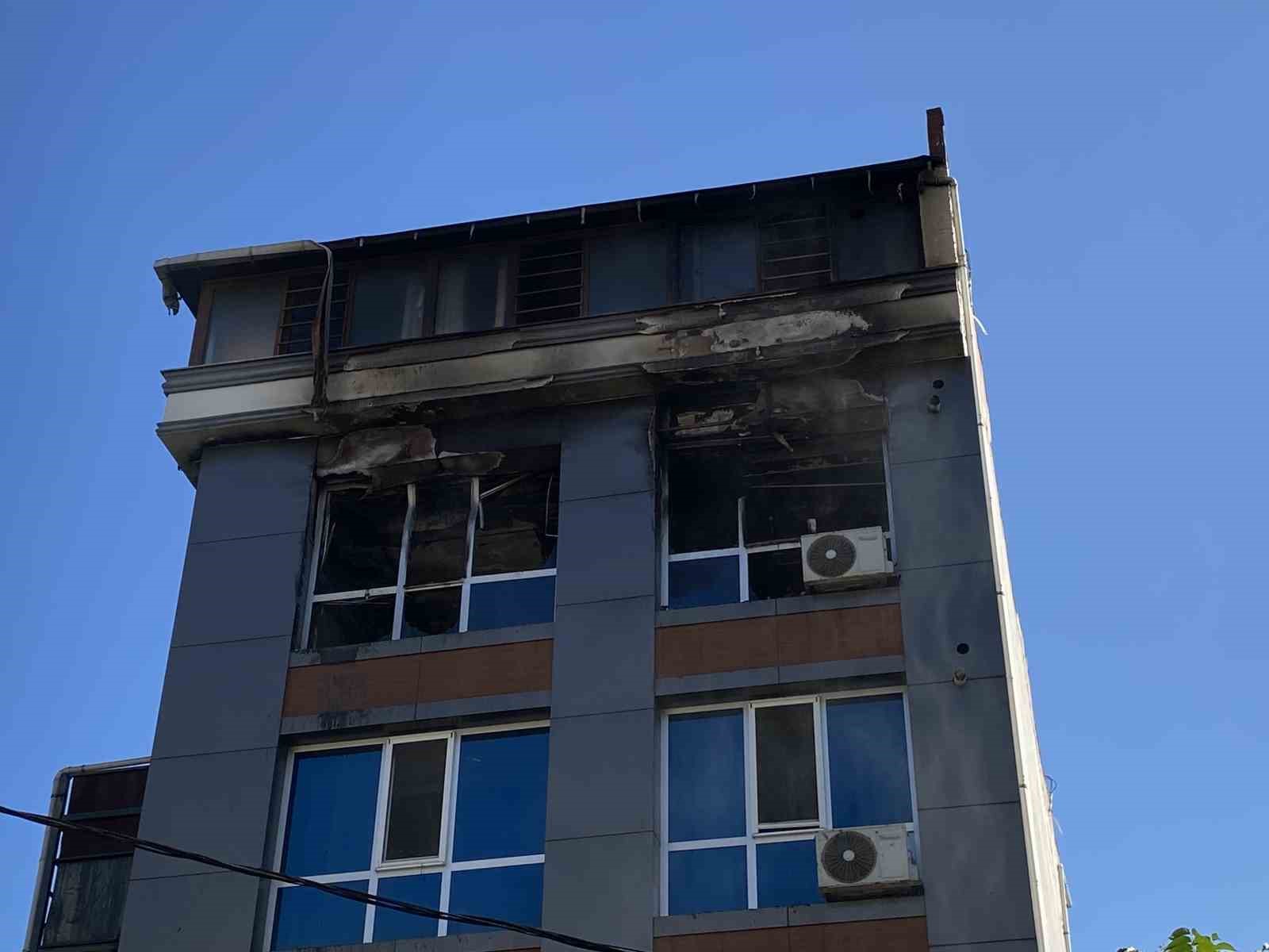 ATAŞEHİR’DE ÇIKAN YANGINDA 2 KİŞİ DUMANDAN ETKİLENDİ