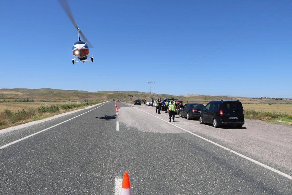 TRAFİK JANDARMA EKİPLERİ BAYRAM TATİLİ İÇİN YOLLARA ÇIKAN YOLCULARIN GÜVENLİ
