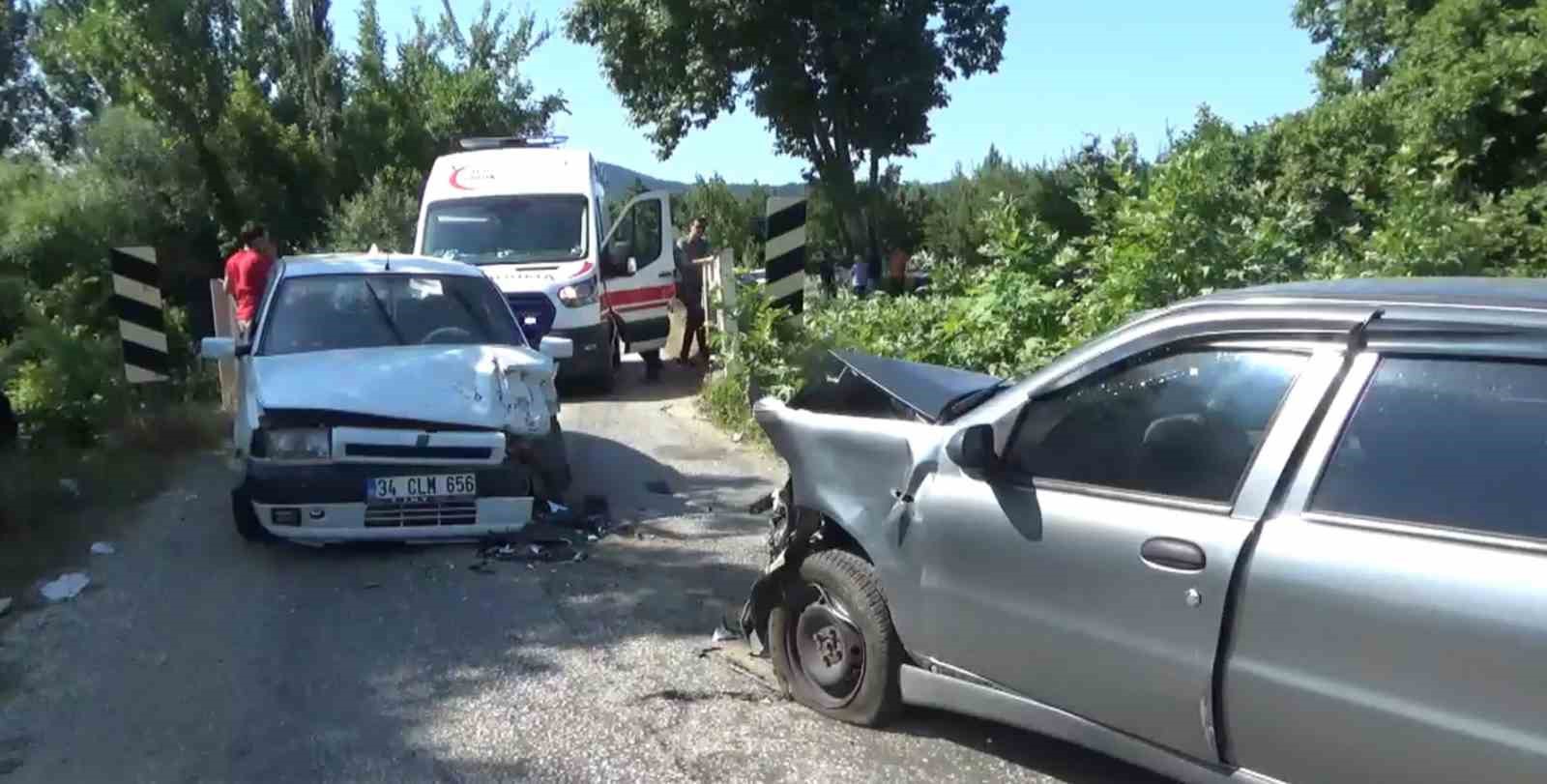 ÇANAKKALE’NİN BAYRAMİÇ İLÇESİNE BAĞLI ÇIRPILAR KÖY YOLU ÜZERİNDE 2 ARAÇ