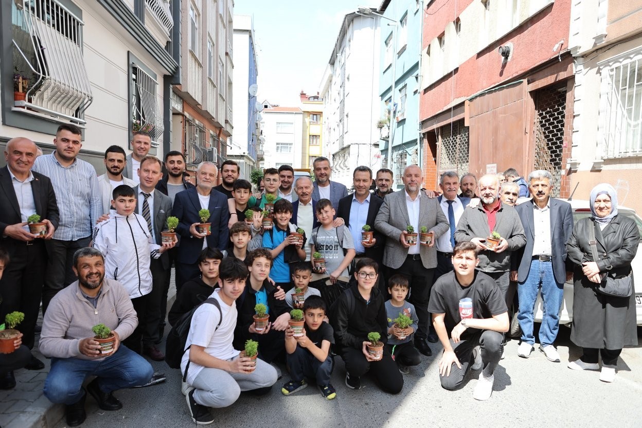 BAŞKAN ATİLA AYDINER, BAYRAMPAŞA’YI KARIŞ KARIŞ GEZEREK VATANDAŞLARA FESLEĞEN DAĞITTI