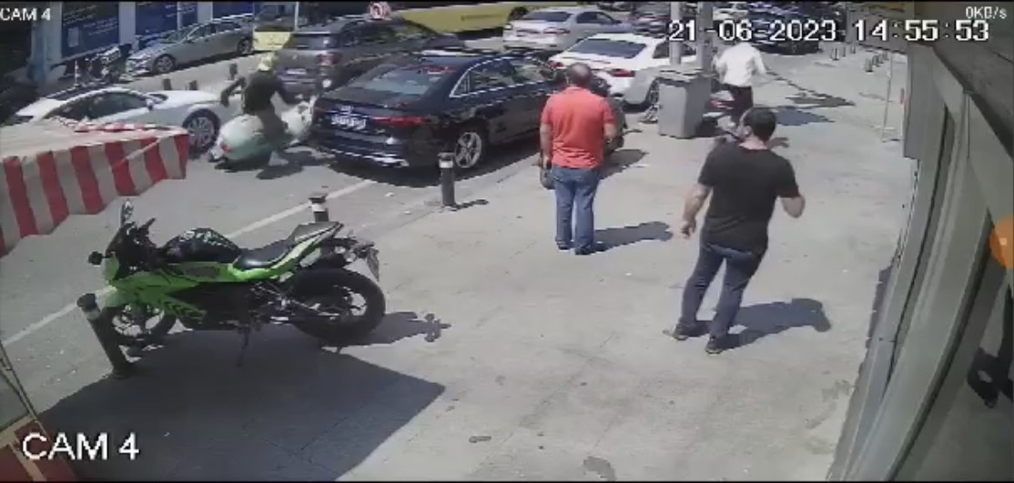 KAZA ANI BİR İŞ YERİNİN GÜVENLİK KAMERASI TARAFINDAN KAYDEDİLDİ. GÖRÜNTÜLERDE,