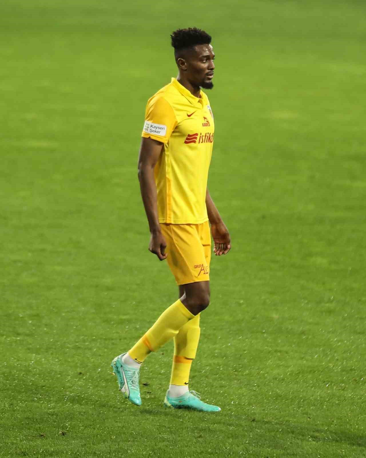 YUKATEL KAYSERİSPOR’UN  GANALI OYUNCUSU BERNARD MENSAH, TAKIMINA VEDA ETTİ