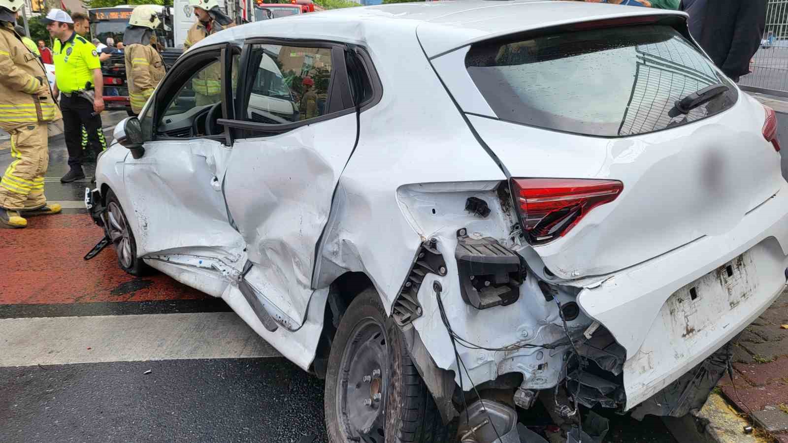 Beşiktaş’ta servis aracı ile otomobil çarpıştı: 4 yaralı BEŞİKTAŞ’TA SERVİS ARACI İLE DÖNÜŞ YAPAN OTOMOBİLİN ÇARPIŞMASI SONUCU MEYDANA