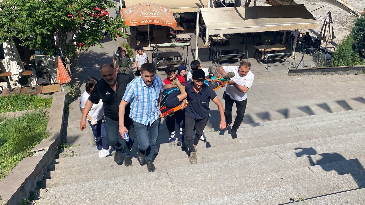 KARABÜK’TE YAPIMI DEVAM EDEN MİLLET BAHÇESİ İNŞAATINDA İŞÇİ OLARAK ÇALIŞAN