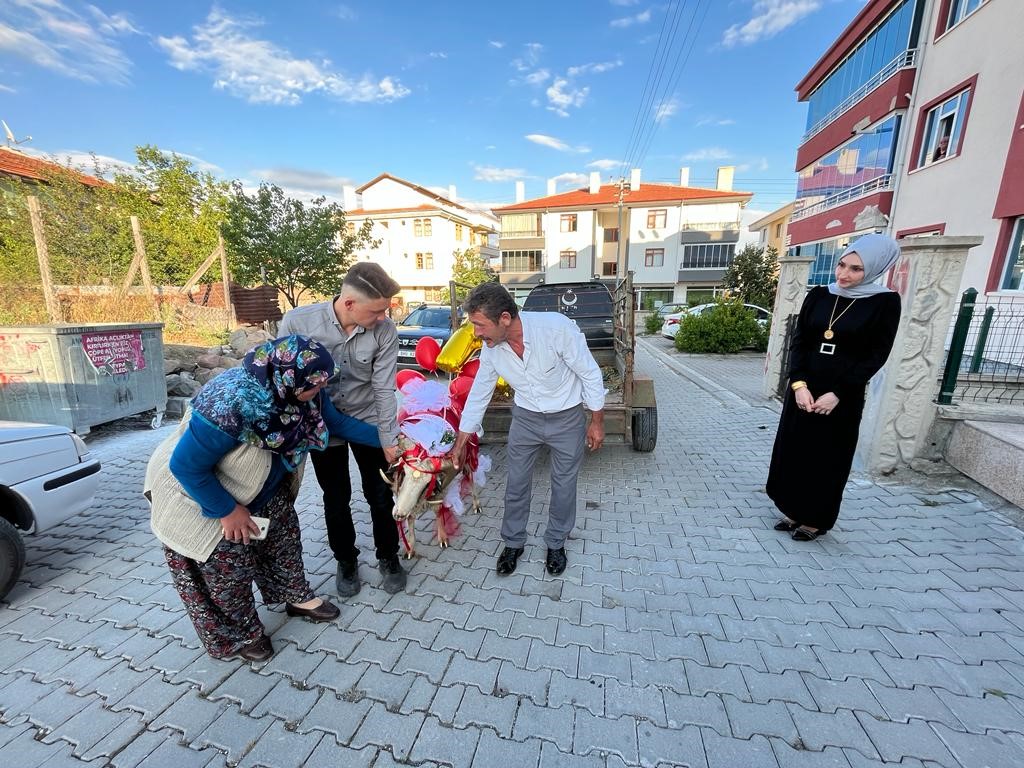 ANADOLU’NUN BİR ÇOK YERİNDE VARLIĞINI SÜRDÜREN KURBAN BAYRAMI’NDA NİŞANLI ÇİFTLER