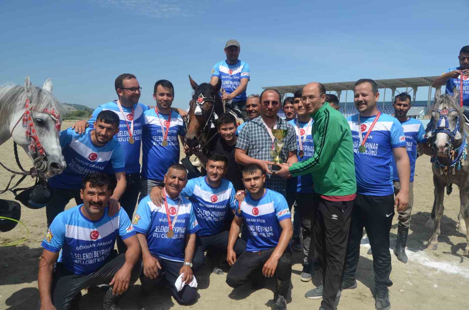 FİNALDE RAKİBİ SELENDİ ATLI CİRİT TAKIMI’NI MAĞLUP EDEN BEYPINAR ATLI
