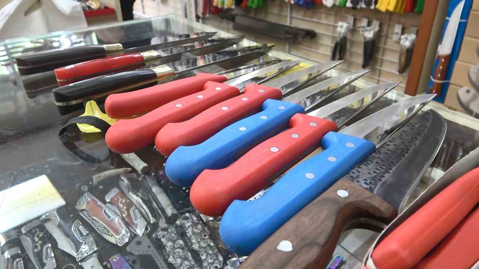 BURSA’DA BAYRAMA SAYILI GÜNLER KALA BIÇAKÇILARDA YOĞUNLUKLAR BAŞLADI. KURBAN BAYRAMI