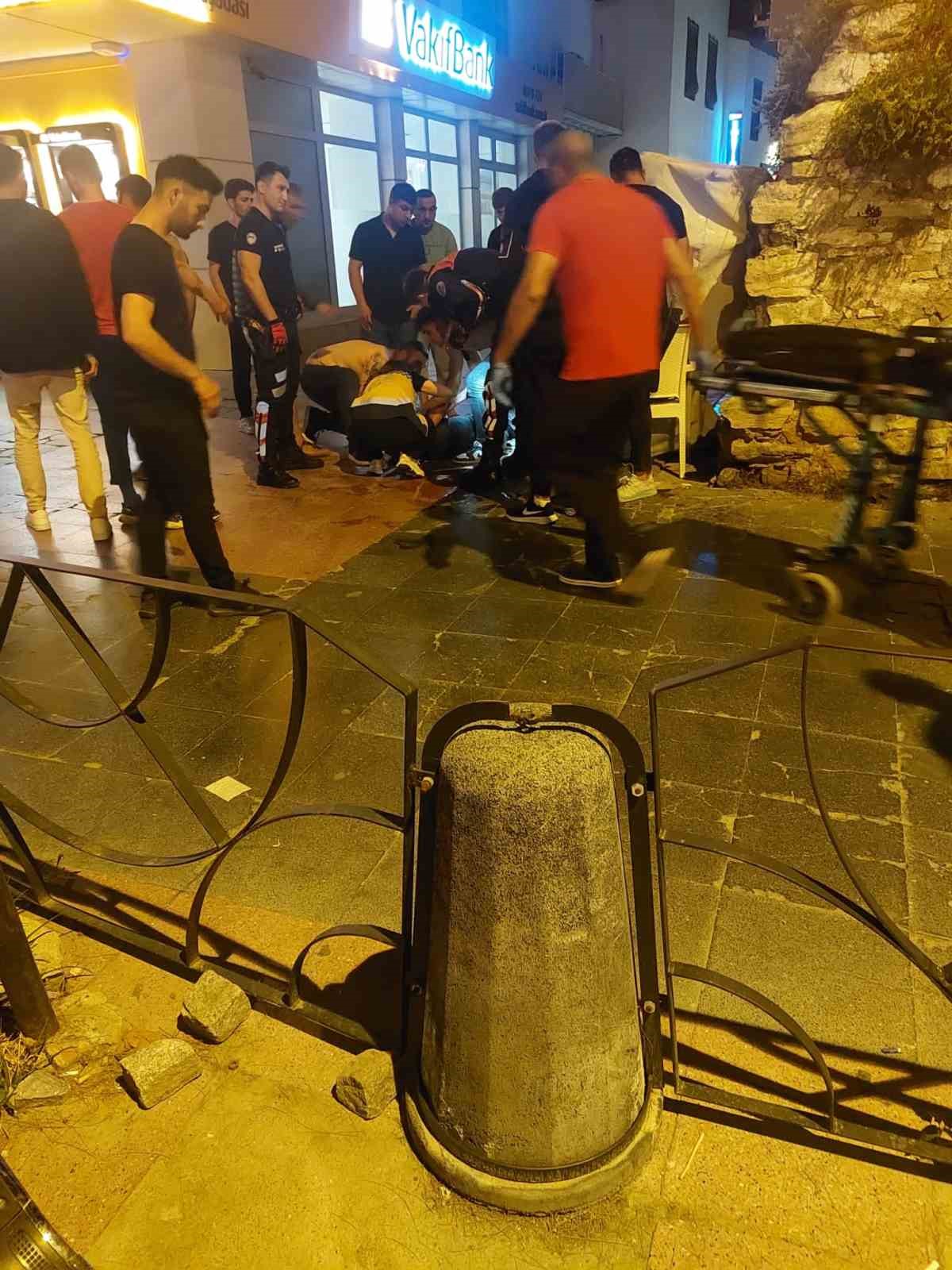 BIÇAKLANAN GENÇ, SALDIRGANLARDAN ŞİKAYETÇİ OLMADI AYDIN’IN KUŞADASI İLÇESİ’NDE DÜN GECE