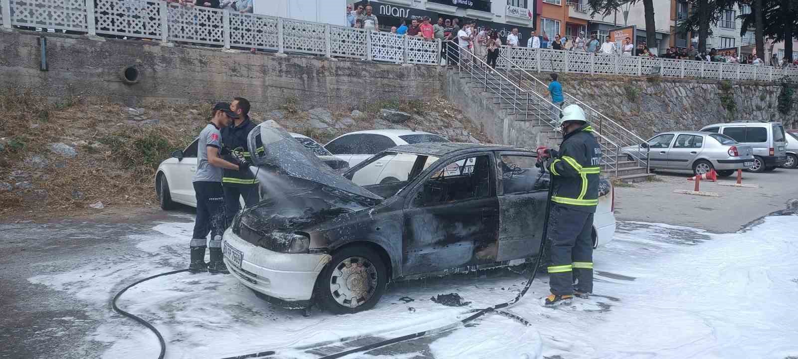 ÇANAKKALE’NİN BİGA İLÇESİNDE, SEYİR HALİNDEYKEN ALEV ALAN OTOMOBİL KULLANILAMAZ HALE