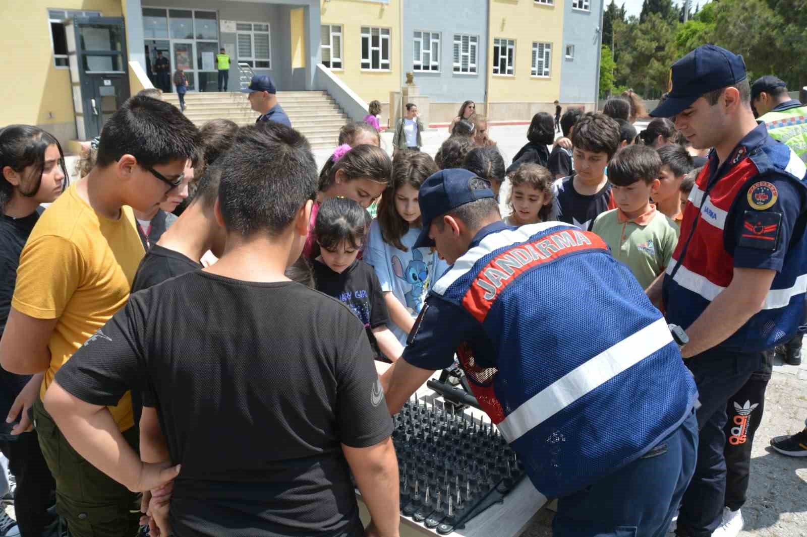 Öğrenciler ile jandarma ile buluştu BİGADİÇ'TE ÖĞRENCİLER İLE JANDARMA İLE BULUŞTU