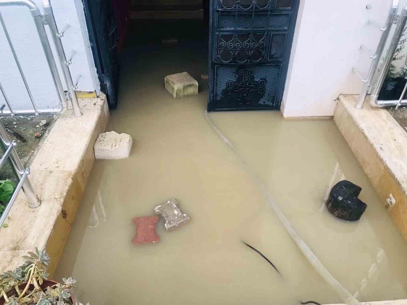 BİLECİK’TE ETKİLİ OLAN SAĞANAK YAĞIŞ HAYATI FELÇ EDERKEN EVLERİ SU
