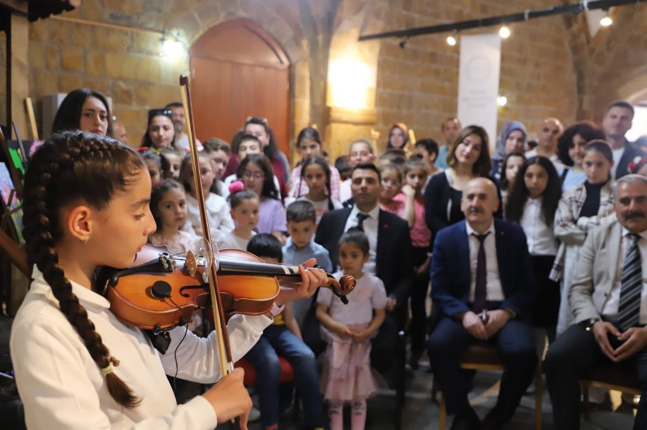 BİLİM VE SANAT MERKEZİNDEN MÜZİK DİNLETİSİ VE RESİM SERGİSİ