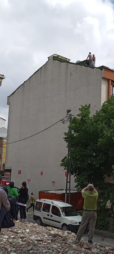 Binadan atlamaya çalışan adamı döverek indirdi KÜÇÜKÇEKMECE’DE, MADDE BAĞIMLISI BİR ŞAHIS ÇATIYA ÇIKARAK ATLAMAYA ÇALIŞTI. POLİSİN