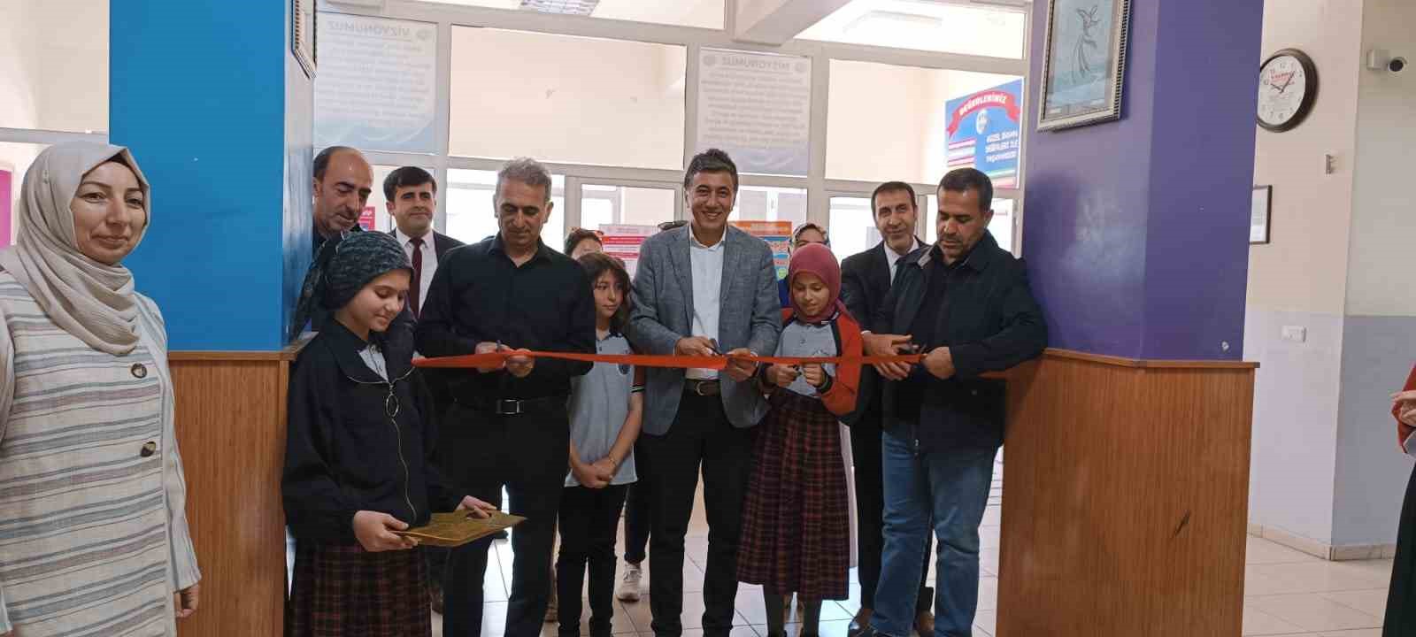 VALİ GÜNER ORBAY ORTAOKULUNDA YILSONU NEDENİYLE DÜZENLENEN RESİM SERGİSİNDE OKULUN