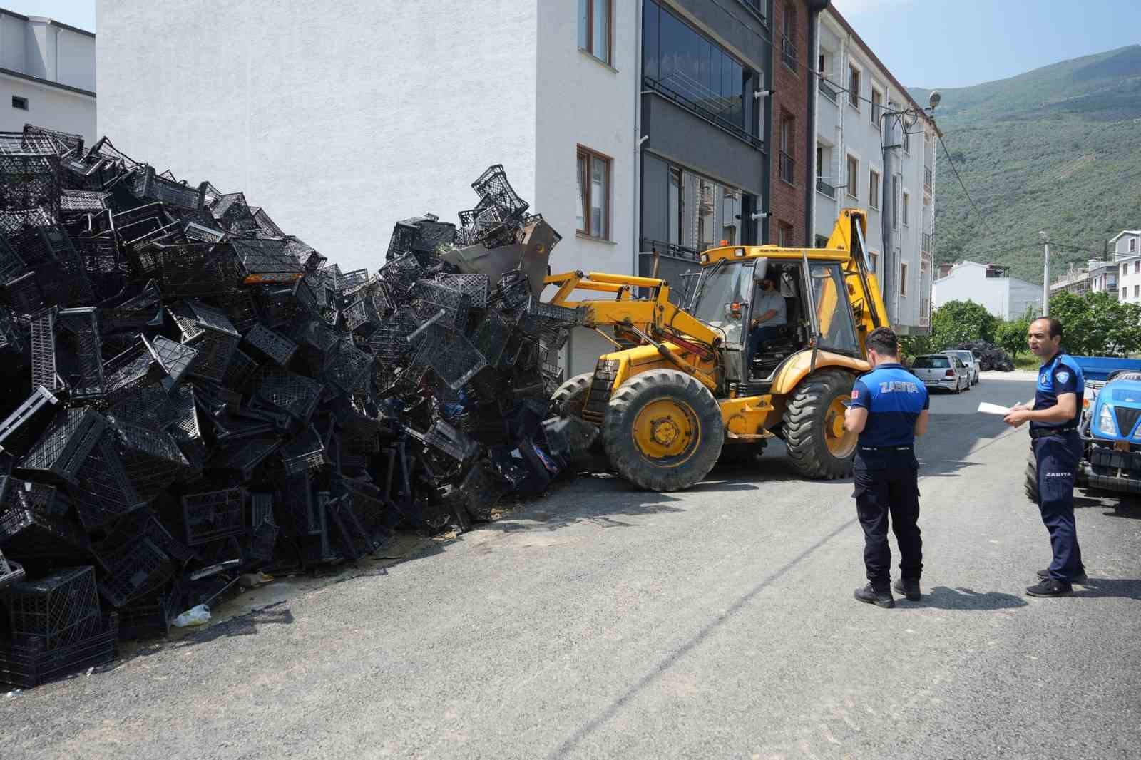 GEMLİK İLÇESİ EŞREF DİNÇER MAHALLESİ’NDE BULUNAN BOŞ BİR ARAZİDE BİNLERCE