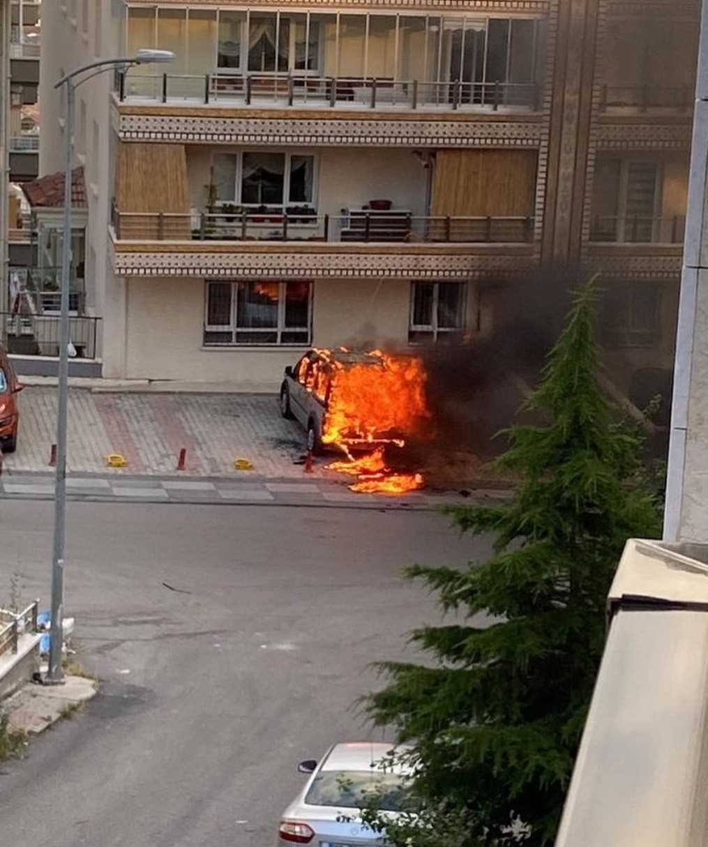 ANKARA'DA ELEKTRİK AKSAMINDA MEYDANA GELEN YANGIN BİR OTOMOBİLİ KÜLE ÇEVİRDİ.