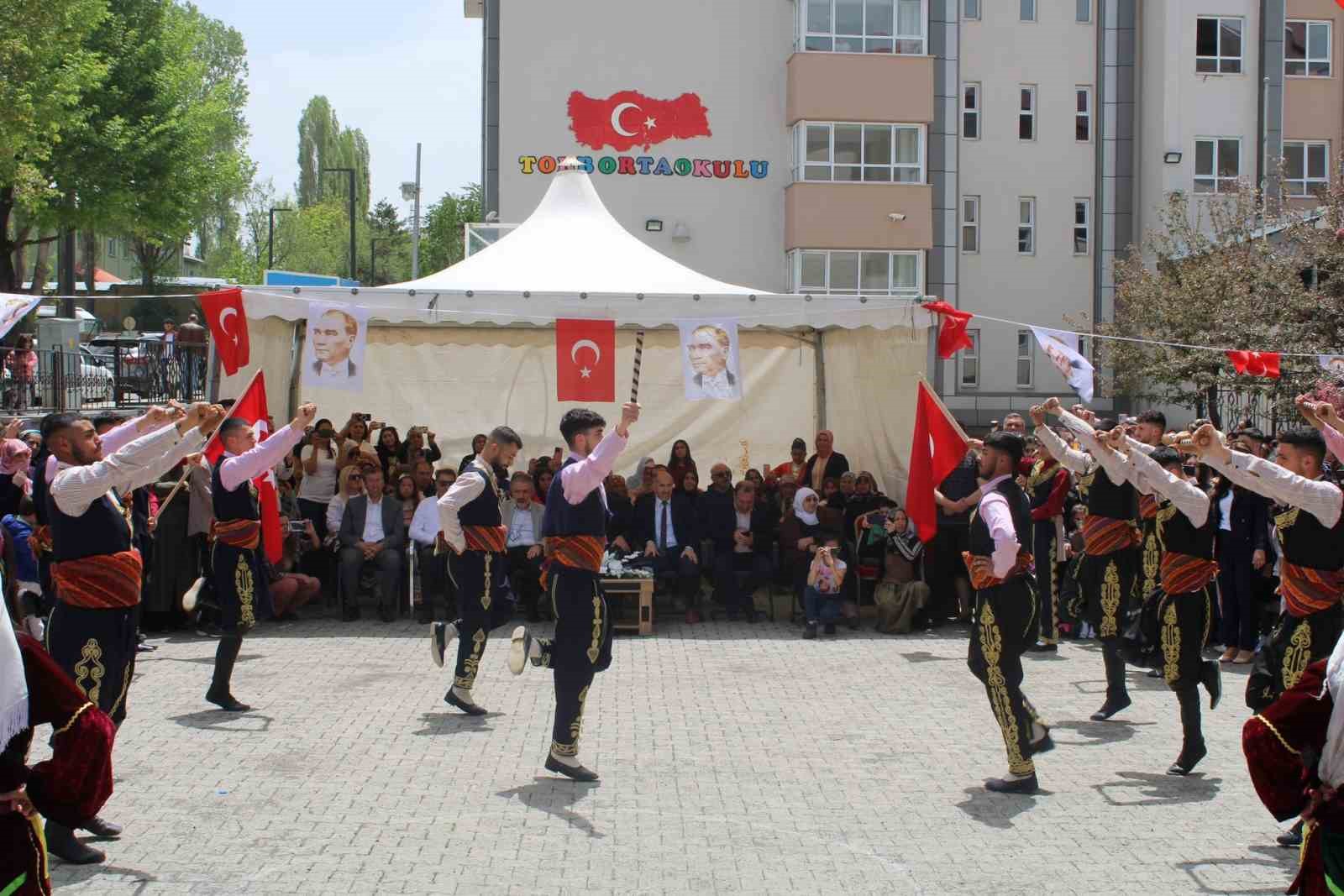 BİR YILLIK EMEKLERİNİ SERGİLEDİLER. (OLGUN YILDIZ/ARDAHAN-İHA)