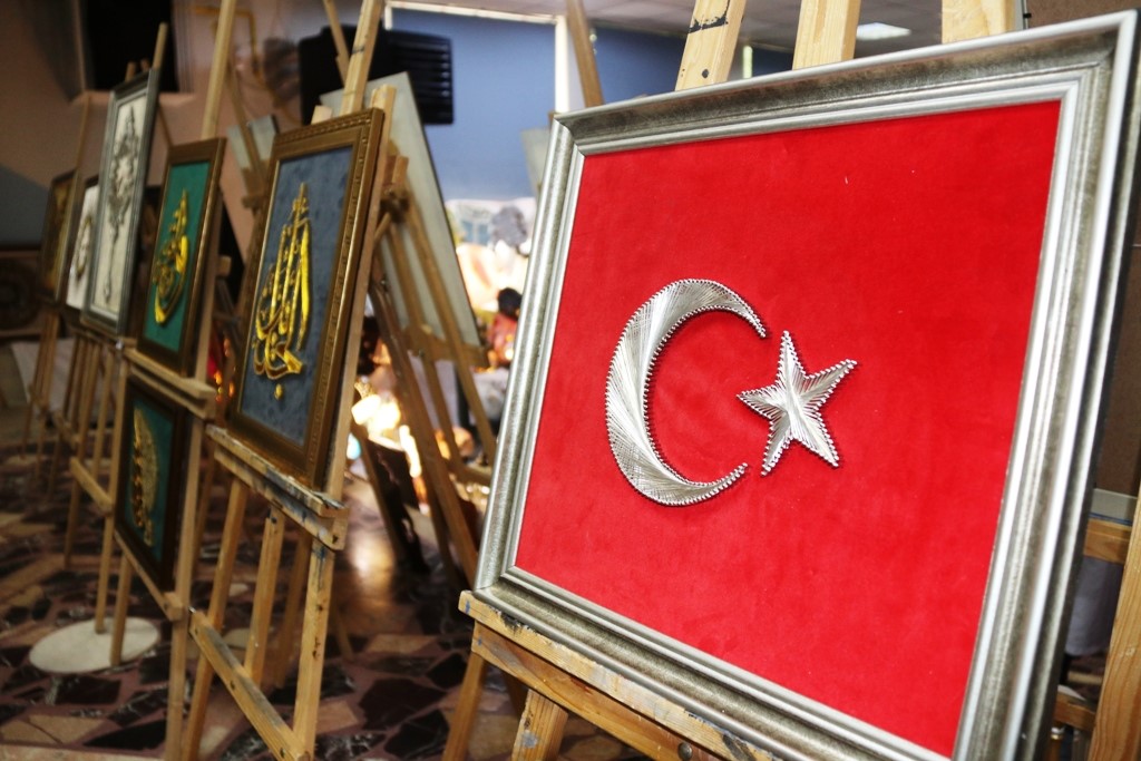 BİTLİS HALK EĞİTİM MERKEZ MÜDÜRLÜĞÜ TARAFINDAN AÇILAN SERGİDE KURSİYERLER HÜNERLERİNİ