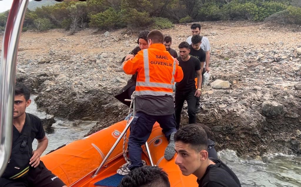 MUĞLA’NIN BODRUM İLÇESİNDEKİ KARAADA’DA MAHSUR KALAN 9 GÖÇMEN KURTARILDI.