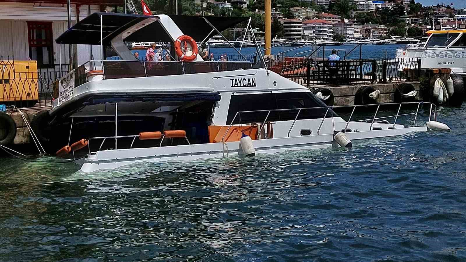 BOĞAZ GEZİSİNDE SU ALAN YAT, BEBEK İSKELESİNE YANAŞTI