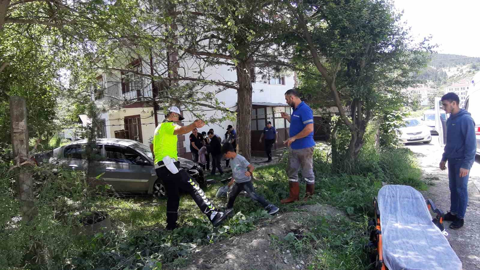 BOLU’NUN MUDURNU İLÇESİNDE KONTROLDEN ÇIKAN OTOMOBİL BAHÇEYE GİRDİ. AĞACA ÇARPARAK
