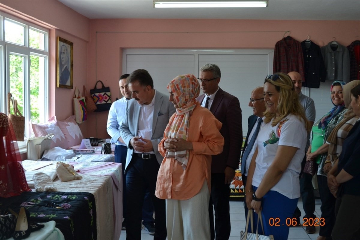BALIKESİR’İN EDREMİT İLÇESİNDE BOSTANCI MAHALLESİNDE HALK EĞİTİMİ MERKEZİ YILSONU SERGİSİ