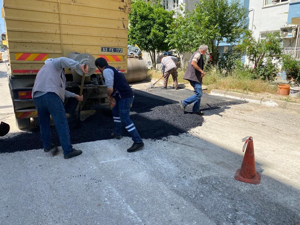 ADIYAMAN’DA, MEYDANA GELEN DEPREM SONRASI ZARAR GÖREN YOLLARDA BAKIM VE