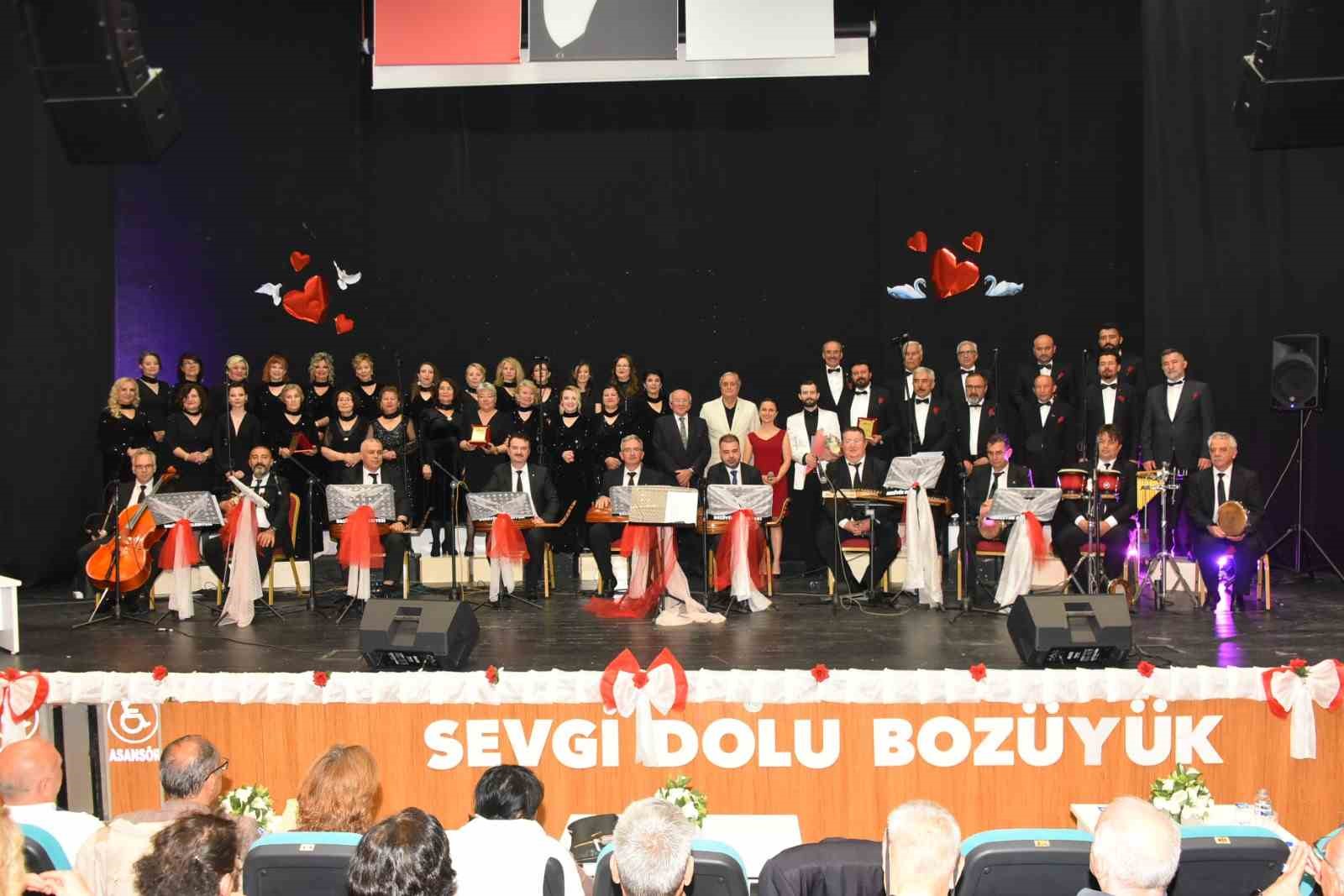 BOZÜYÜK’TE “AŞK ŞARKILARI” YANKILANDI