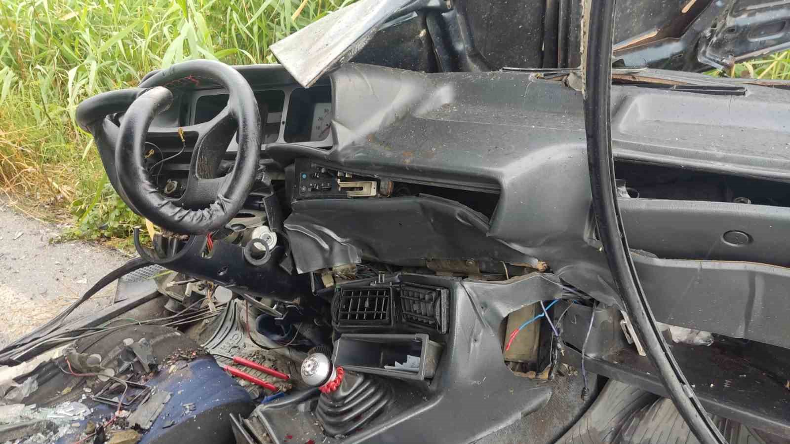 BALIKESİR’İN BURHANİYE İLÇESİNDE MEYDANA GELEN KAZADA TIRA ARKADAN ÇARPAN OTOMOBİL