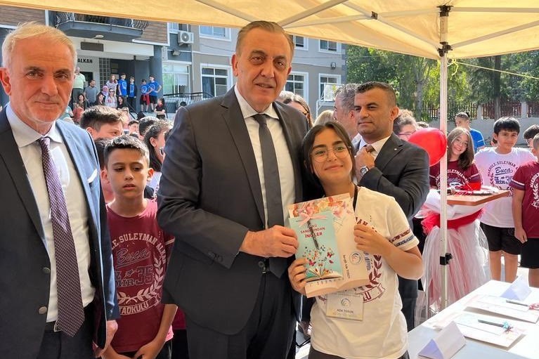 İZMİR'İN BUCA İLÇESİNDE ORTAOKUL ÖĞRENCİLERİ TARAFINDAN YAZILAN 'ÖYKÜ SANDIĞINDAN İNCİLER'