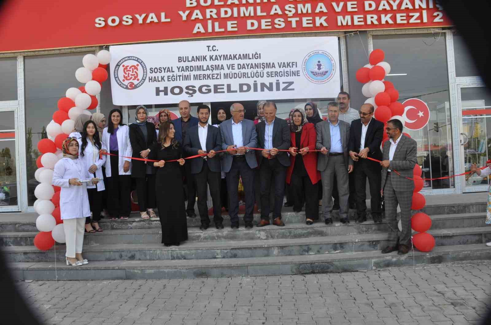 MUŞ’UN BULANIK İLÇESİNDE AÇILAN KURSLARA KATILAN KURSİYERLER TARAFINDAN HAZIRLANAN EL
