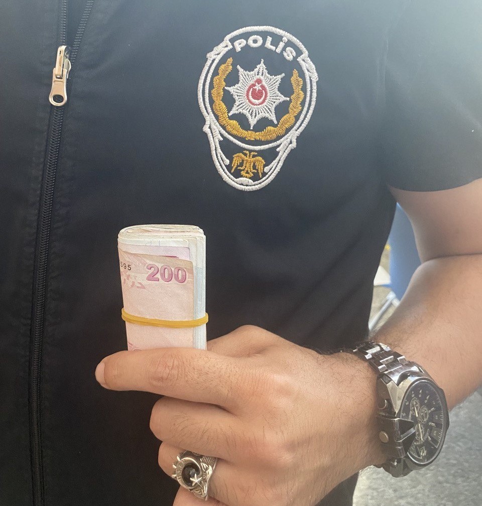 ADIYAMAN’DA, BULUNAN BİR MİKTAR PARANIN SAHİBİ POLİS EKİPLERİNCE ARANIYOR.